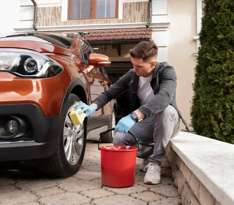 Lavage auto à domicile Regniowez : professionnel intervenant sur un véhicule
